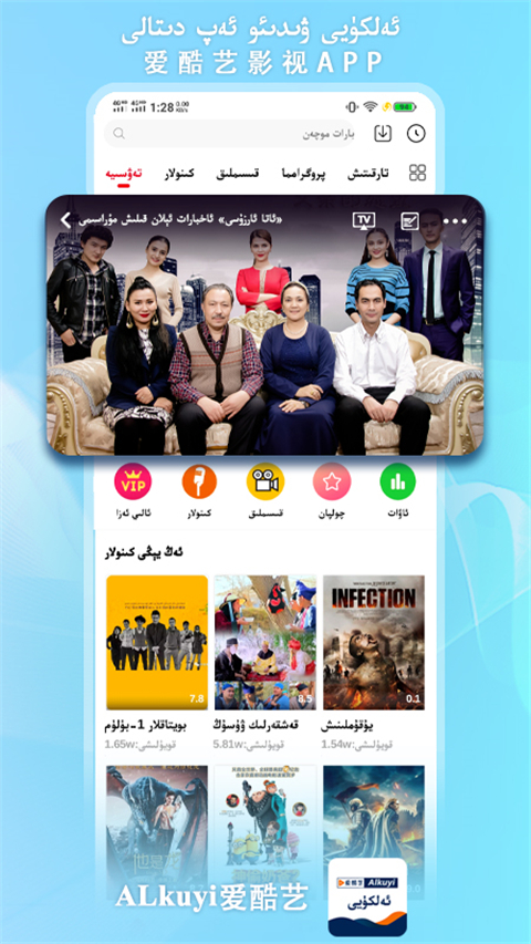 雪地中雪兔与松果的趣味互动壁纸